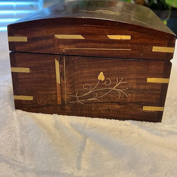 Vintage Beautiful Wooden Jewelry Box with Brass Inlay - 10” x 7” x 4.5” - Picture 7 of 11